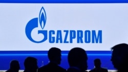 ARCHIVO - Participantes caminan frente a una pantalla que muestra el logotipo del gigante energético ruso Gazprom durante el Foro Internacional del Gas de San Petersburgo en San Petersburgo el 15 de septiembre de 2022.