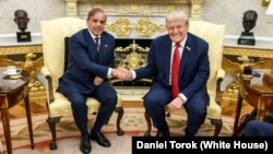 资料照片：唐纳德·特朗普总统在椭圆形办公室会见巴基斯坦总理夏巴兹·谢里夫。(2025年9月25日)