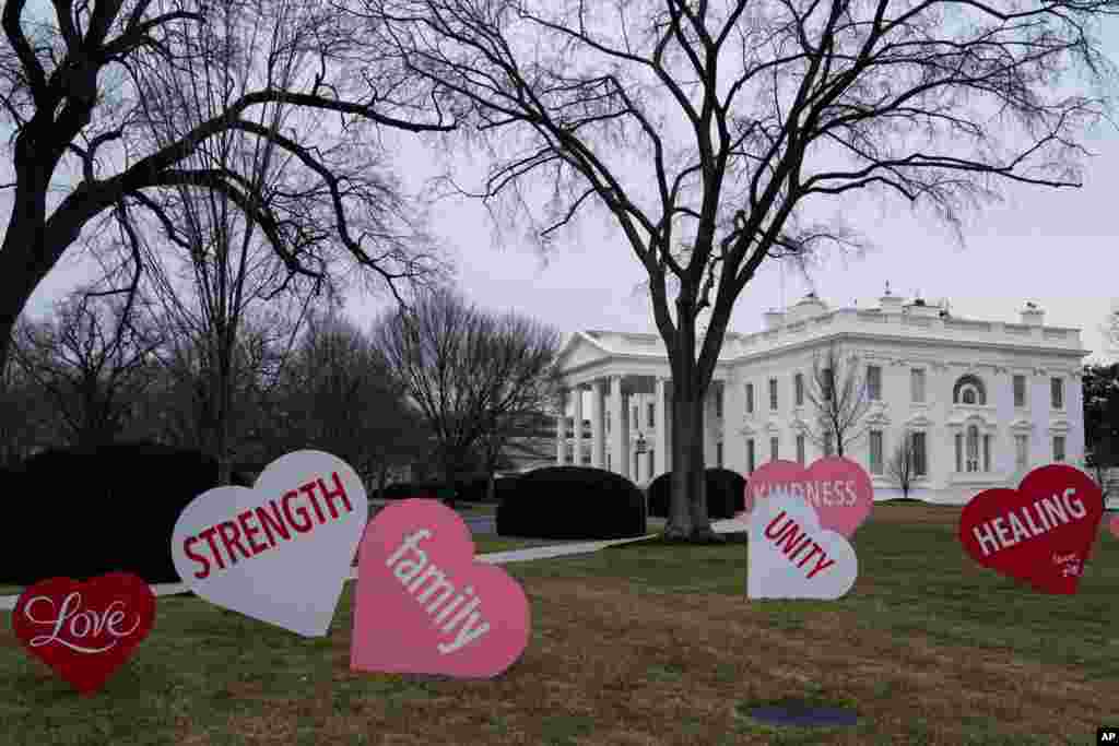 نصب تابلو‌هایی با مضامین اتحاد، تقویت خانواده‌ها و مهربانی در بخشی از حیاط کاخ سفید، محل کار و اقامت رئيس جمهوری آمریکا