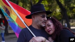 Adolfo Voorduin y Nancy Martínez se abrazan durante un mitin de miembros de la comunidad LGBTQ+ para protestar por el asesinato de la activista Samantha Gomes Fonseca, el lunes 15 de enero, en Ciudad de México. Gomes Fonseca fue asesinada el domingo 14 en esa ciudad. 