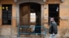 Un hombre camina frente a una casa dañada por las inundaciones del año pasado en Paiporta, en la región de Valencia, España, el 6 de marzo de 2025.