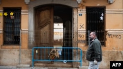 Un hombre camina frente a una casa dañada por las inundaciones del año pasado en Paiporta, en la región de Valencia, España, el 6 de marzo de 2025.