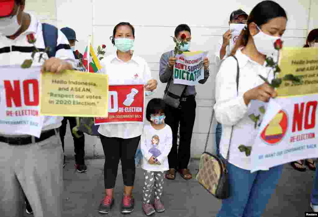 Warga Myanmar pendukung Aung San Suu Kyi melakukan aksi protes di luar KBRI di Bangkok, Thailand, Selasa (23/2).