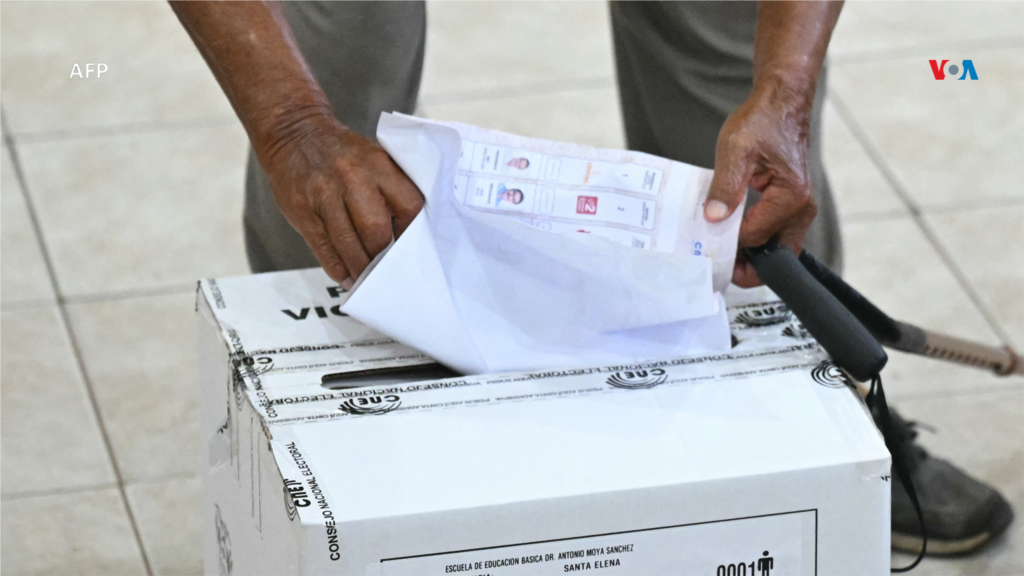 Ciudadano ecuatoriano emite su voto en un colegio electoral durante las elecciones presidenciales en Olon, provincia de Santa Elena, Ecuador, el 9 de febrero de 2025.&nbsp;