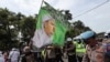 Pendukung Rizieq Shihab, pemimpin Front Pembela Islam (FPI), mengibarkan bendera dengan gambarnya saat unjuk rasa di Jakarta, Jumat, 18 Desember 2020.
