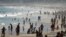 Baigneurs sur la plage d'Ipanema pendant la pandémie de COVID-19, à Rio de Janeiro, Brésil, 21 juin 2020. (REUTERS/Ricardo Moraes)