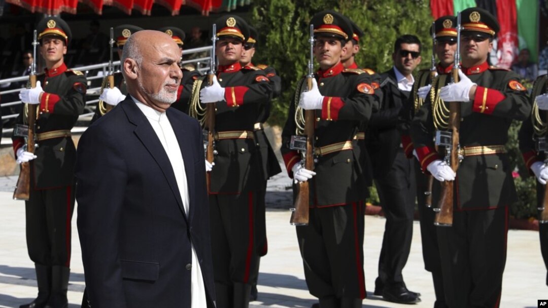 Presiden Ashraf Ghani melakukan inspeksi barisan pasukan kehormatan pada perayaan Hari Kemerdekaan Afghanistan di Kabul, Afghanistan, Senin, 19 Agustus 2019. 