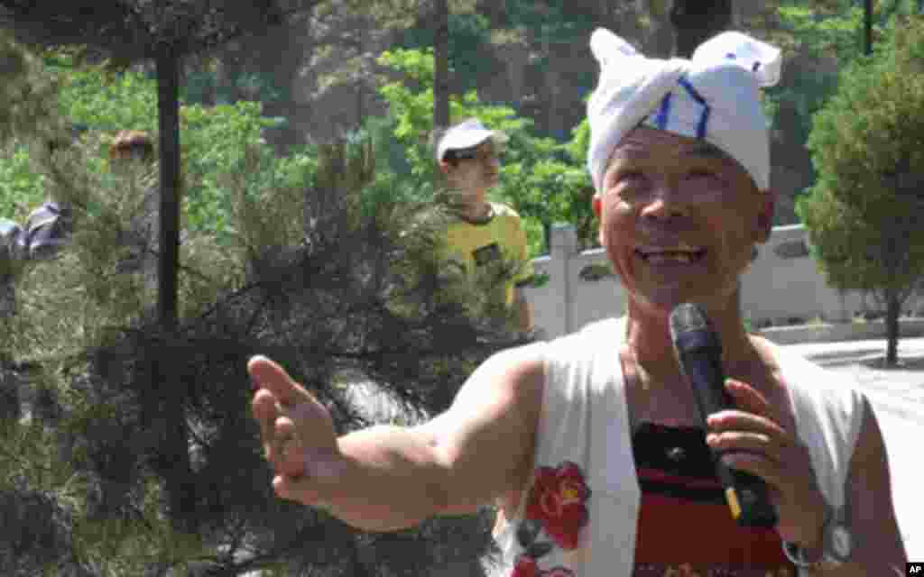 刘爱民给我们唱了一曲《东方红》，很有味道。