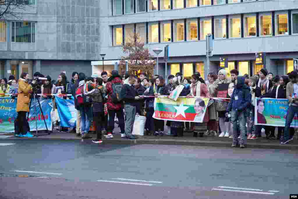 Daw Aung San Suu Kyi&#39;s supporters at ICJ