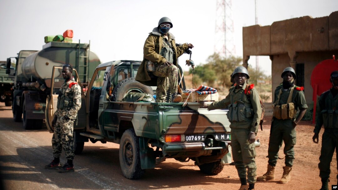 Pasukan Mali siaga di kota Konna, 680 kilometer di utara Bamako (26/1). Pasukan Mali dilaporkan merebut kembali kontrol atas kota Gao di Mali utara. 