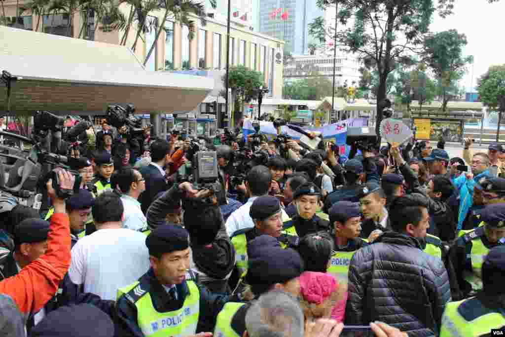 泛民主派人民力量及占中后援会成员现场干扰 (美国之音海彦拍摄)