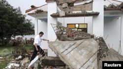 El ministro de Seguridad Pública de Costa Rica, Mario Zamora, camina por las ruinas de la iglesia de Bellavista, en las montañas de Nadayure, luego del terremoto que sacudió esa nación el miércoles 5 de septiembre de 2012.
