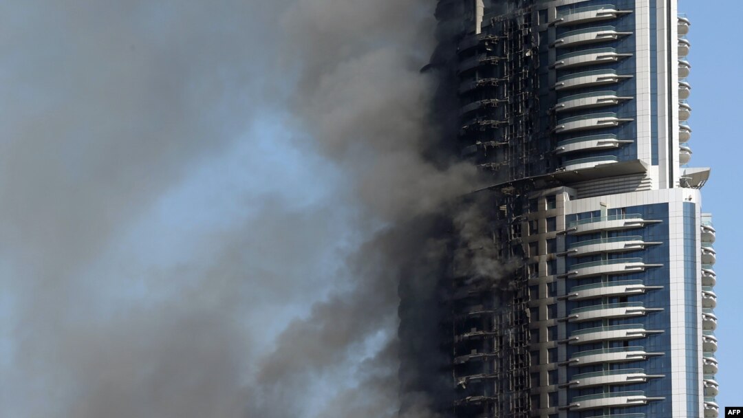 Gedung hotel Address Downtown yang terbakar pada malam tahun baru di Dubai (foto: dok).