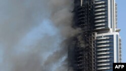 Gedung hotel Address Downtown yang terbakar pada malam tahun baru di Dubai (foto: dok).