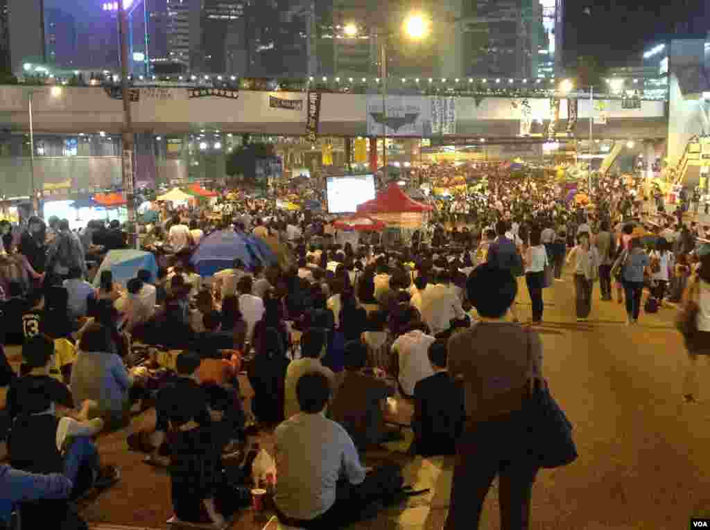 万余学生和市民周三晚在金钟继续集会抗议警察涉嫌暴力（美国之音海彦拍摄）