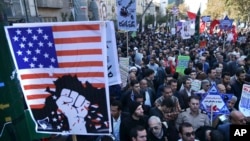 Portando carteles anti estadounidenses los iraníes asistieron a la marcha anual frente a la ex embajada de EE.UU. en Teherán, el jueves, 3 de noviembre, de 2016.
