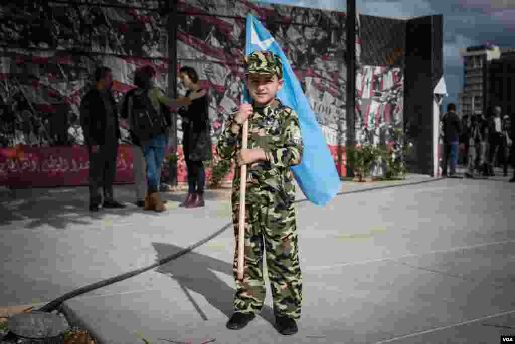 Seorang anak laki-laki memegang bendera partai pimpinan Perdana Menteri Saad Hariri, Gerakan Masa Depan, di&nbsp; Beirut, Lebanon, 22 November 2017.