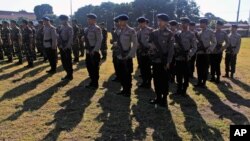 Petugas kepolisian berbaris dalam sebuah demonstrasi menjelang kunjungan mantan Presiden A. Obama di Yogyakarta, Indonesia, Rabu, 28 Juni 2017. (Foto: dok).