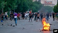 Aksi protes di Baghdad, Irak yang berakhir dengan bentrokan hari Selasa (1/10). 