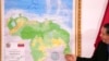 ARCHIVO - El presidente de la Comisión Especial para la Defensa de Guyana Esequibo, Hermann Escarra, junto al nuevo mapa de Venezuela que incluye el territorio de Esequibo, durante una ceremonia de inauguración en Caracas, Venezuela, 8 de diciembre de 2023.