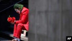 David Vázquez, un artista callejero disfrazado de Joker, espera con la esperanza de que lleguen los peatones que pagarán por tomarse fotos con él en la Ciudad de México, el lunes 23 de marzo de 2020. 