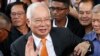 Mantan Perdana Menteri Malaysia Najib Razak melambai saat meninggalkan Pengadilan Tinggi Kuala Lumpur di Kuala Lumpur, Malaysia, 11 November 2019. (Foto: AP)