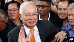 Mantan Perdana Menteri Malaysia Najib Razak melambai saat meninggalkan Pengadilan Tinggi Kuala Lumpur di Kuala Lumpur, Malaysia, 11 November 2019. (Foto: AP)