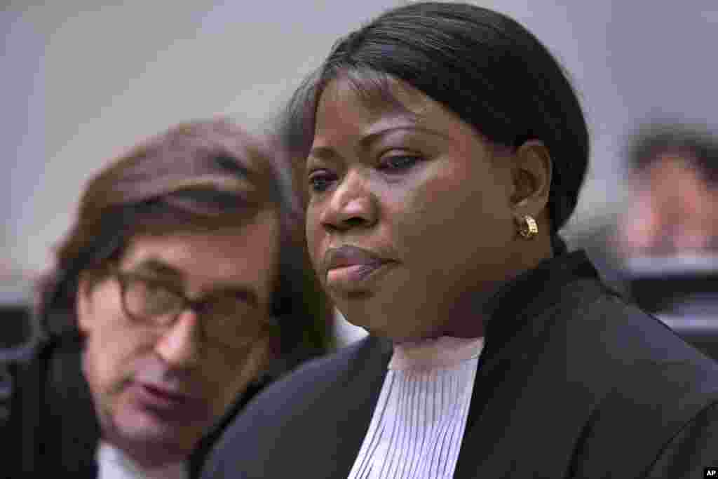 Fatou Bensouda, procureure de la Cour pénale internationale, à droite, et l&rsquo;avocat principal Eric Mac Donald, à gauche, discutent avant le début de l&rsquo;audience de confirmation de charges à La Haye, 19 février 2013. &nbsp;