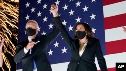 El exvicepresidente Joe Biden y la senadora Kamala Harris festejan el final de la Convención Nacional Demócrata que ha servido para confirmar su candidatura a la Casa Blanca.