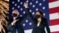El exvicepresidente Joe Biden y la senadora Kamala Harris festejan el final de la Convención Nacional Demócrata que ha servido para confirmar su candidatura a la Casa Blanca.
