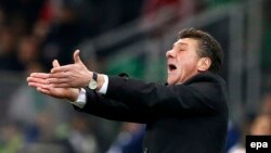 Walter Mazzarri, entraîneur-chef de l'Inter, lors du match de football de la Ligue européenne de l'UEFA entre l'AS Saint-Etienne et l'Inter Milan au stade Geofroy-Guichard de Saint-Etienne, France, 06 Novembre 2014. epa/ GUILLAUME HORCAJUELO