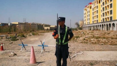 Cảnh sát bên ngoài một trung tâm dạy nghề ở Tân Cương.