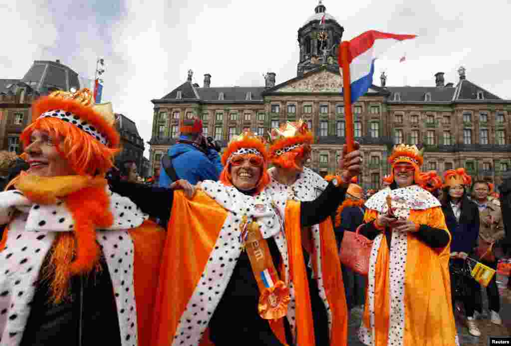 People celebrate the new Dutch King Willem-Alexander, who succeeds his mother Queen Beatrix, in Amsterdam&#39;s Dam Square, the Netherlands.