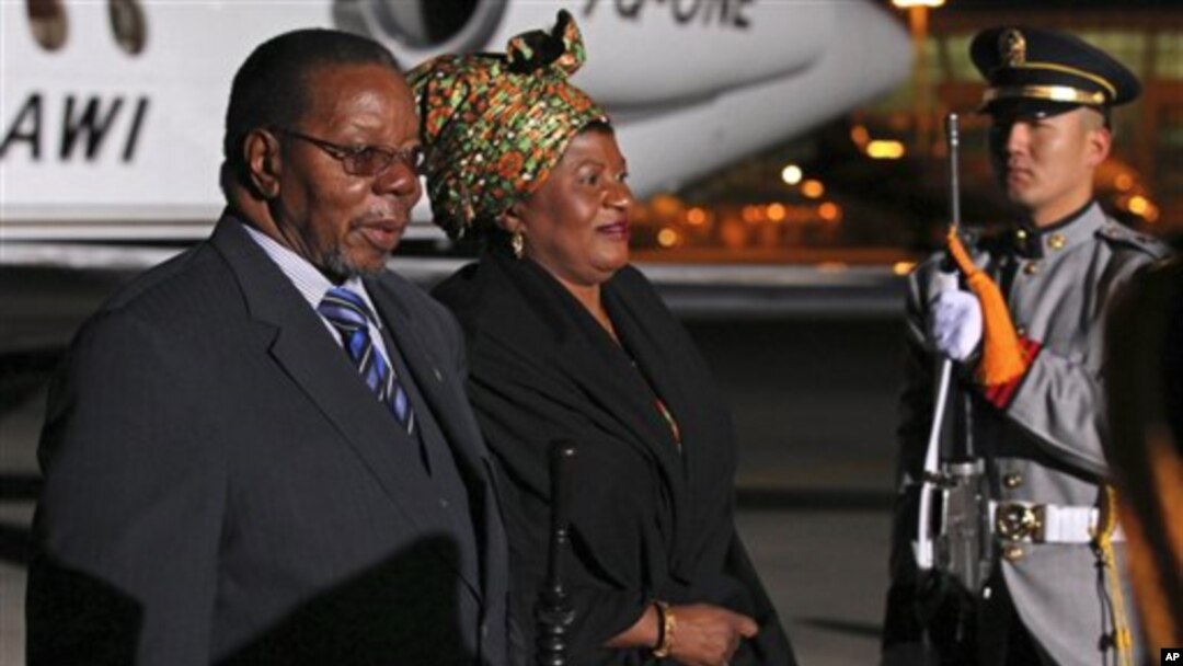 Mendiang Presiden Malawi Bingu Wa Mutharika dan ibu negara Callista Mutharika (Foto: dok). Jenasahnya akan dimakamkan hari ini (23/4).