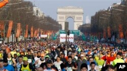 Para pelari maraton dari seluruh dunia ikut ambil bagian dalam Lomba Maraton Paris ke-37 yang dimulai Champs Elysees di Paris, hari Minggu (foto, 7/4/2013).