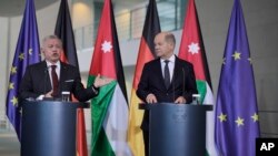 압둘라 2세(왼쪽) 요르단 국왕과 올라프 숄츠 독일 총리가 17일 베를린에서 공동회견하고 있다.