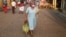 Una mujer camina hacia la procesión del Domingo de Ramos en medio de la cuarentena por el COVID-19 en Nahuizalco, El Salvador, el 5 de abril de 2020.