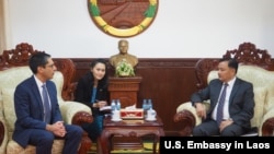 ອຸບປະທູດສະຫະລັດ ທ່ານໄມໂຄ ຄລາຍ ພົບປະກັບເຈົ້າແຂວງ ແຂວງສະວັນນະເຂດ ທ່ານສັນຕິພາບ ພົມວິຫານ ວັນທີ 26 ມີນາ 2016.