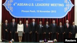 U.S. President Barack Obama (5th L) participates in a family photo with ASEAN leaders during the ASEAN Summit at the Peace Palace in Phnom Penh, November 19, 2012. 