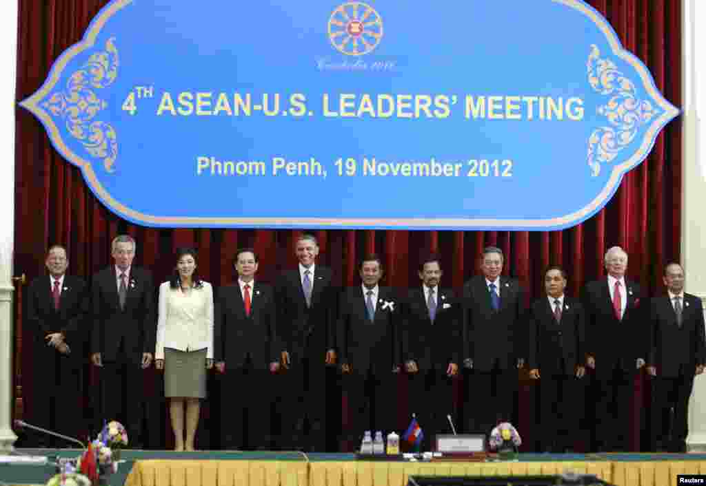 U.S. President Barack Obama (5th L) participates in a family photo with ASEAN leaders during the ASEAN Summit at the Peace Palace in Phnom Penh, November 19, 2012. 