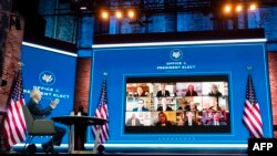 Presiden terpilih AS Joe Biden berbicara dengan pakar diplomatik, intelijen, dan pertahanan untuk membahas kesiapan di lembaga terkait dalam pertemuan virtual di Wilmington, Delaware, 17 November 2020. (Foto: JIM WATSON / AFP)
