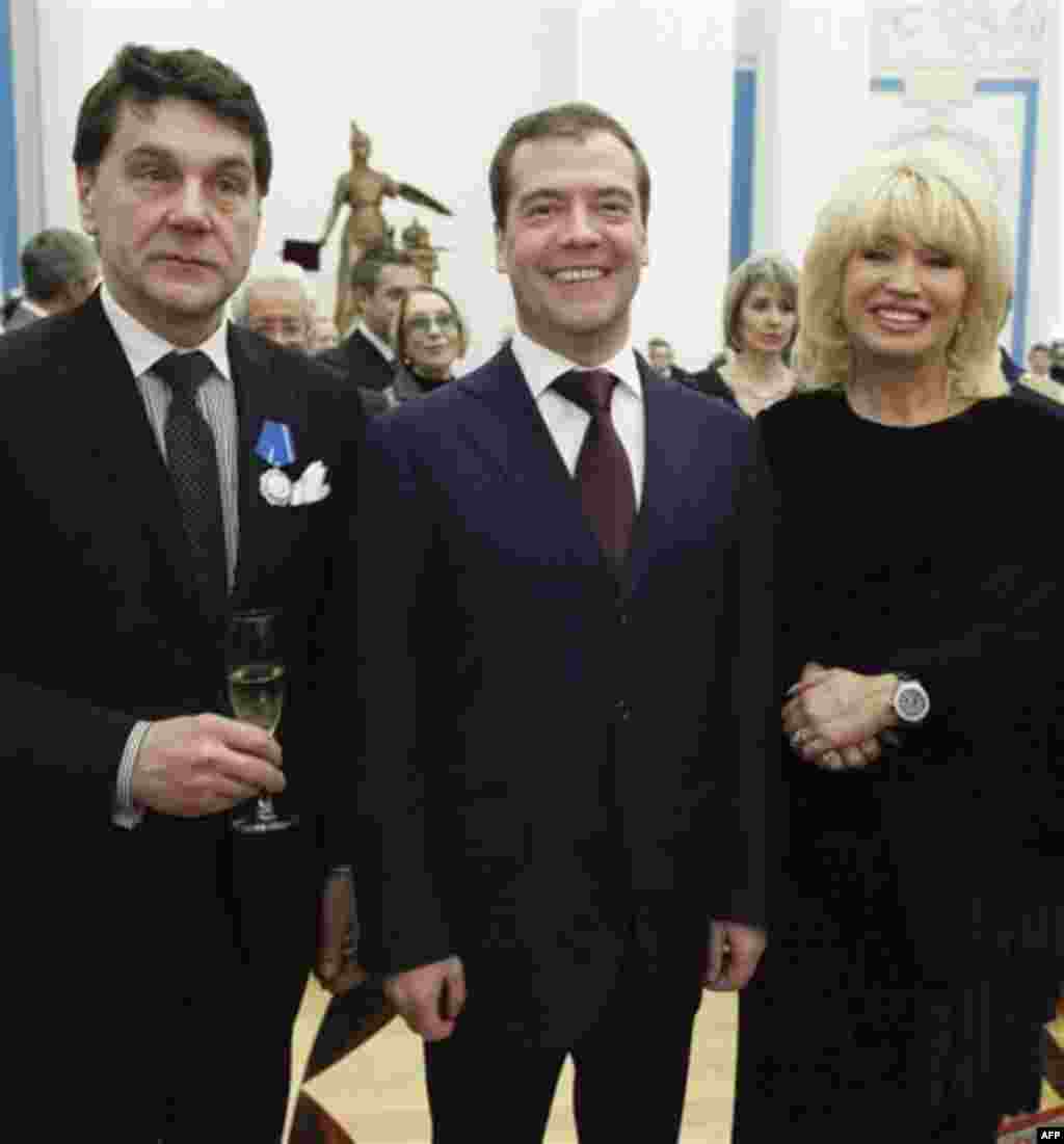 Russian President Dmitry Medvedev, center, poses with famous Russian actor Sergei Makovetsky, left, and singer Irina Allegrova during an award ceremony in the Kremlin in Moscow, Thursday, Dec. 30, 2010. (AP Photo/RIA Novosti, Dmitry Astakhov, Presidentia