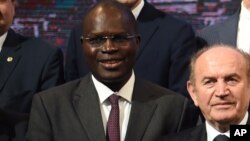 Khalifa Sall (2e à g.) lors de la Conférence sur le climat à Paris, France, le 4 décembre 2015.