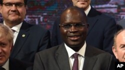 Le maire de Dakar Khalifa Sall, au centre, lors de la Conférence sur le climat à Paris, France, le 4 décembre 2015.