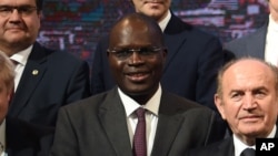 Le maire de Dakar, Khalifa Sall, le 2e à droite, lors de la Conférence sur le climat à Paris, France, le 4 décembre 2015.