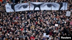 Miles de personas en Paris se dieron cita para rendir un adiós a las victimas de la sangrienta semana en Francia. 