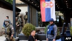 Polisi Kosovo menggeledah sebuah restoran dan gedung di kawasan yang dihuni mayoritas orang Serbia di Kota Mitrovice, Jumat, 29 September 2023. (Foto: Stringer/AFP)