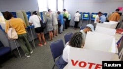 Жители города Каррборо в Северной Каролине голосуют на выборах в октябре 2016 года (архивное фото)