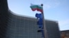 Foto de archivo de las banderas de Bulgaria y la Unión Europea ondea frente a la sede de la UE en Bruselas. 21 febrero, 2020.