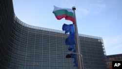 Foto de archivo de las banderas de Bulgaria y la Unión Europea ondea frente a la sede de la UE en Bruselas. 21 febrero, 2020.